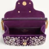Petit sac à bandoulière Valentino Garavani Locò brodé du logo bijou Petit sac à bandoulière Valentino Garavani Locò brodé du logo bijou