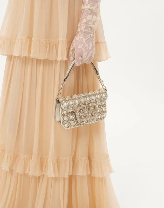 Petit sac à bandoulière Valentino Garavani Locò brodé du logo bijou Petit sac à bandoulière Valentino Garavani Locò brodé du logo bijou
