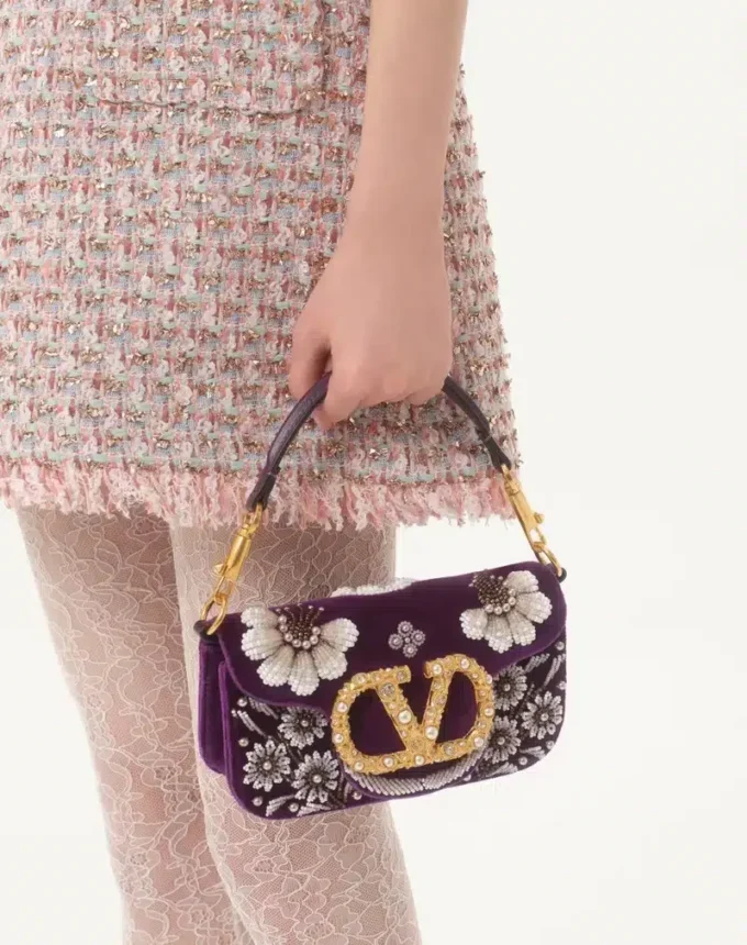 Petit sac à bandoulière Valentino Garavani Locò brodé du logo bijou Petit sac à bandoulière Valentino Garavani Locò brodé du logo bijou