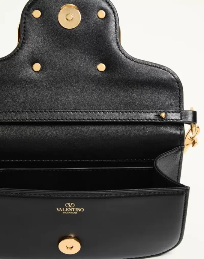 Petit sac à bandoulière Valentino Garavani Locò en cuir de veau Petit sac à bandoulière Valentino Garavani Locò en cuir de veau