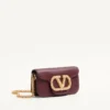 Petit sac à bandoulière Valentino Garavani Locò en cuir de veau avec logo bijou Petit sac à bandoulière Valentino Garavani Locò en cuir de veau avec logo bijou
