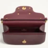 Petit sac à bandoulière Valentino Garavani Locò en cuir de veau avec logo bijou Petit sac à bandoulière Valentino Garavani Locò en cuir de veau avec logo bijou