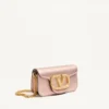 Petit sac à bandoulière Valentino Garavani Locò en cuir de veau laminé avec logo bijou Petit sac à bandoulière Valentino Garavani Locò en cuir de veau laminé avec logo bijou