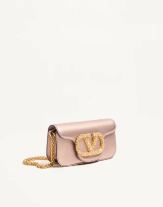 Petit sac à bandoulière Valentino Garavani Locò en cuir de veau laminé avec logo bijou