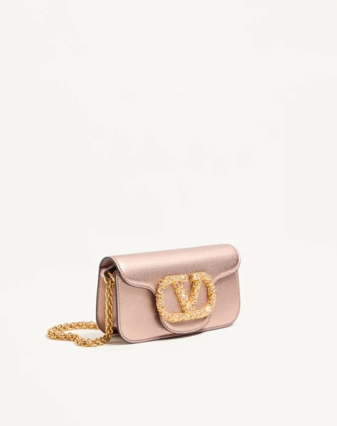 Petit sac à bandoulière Valentino Garavani Locò en cuir de veau laminé avec logo bijou Petit sac à bandoulière Valentino Garavani Locò en cuir de veau laminé avec logo bijou