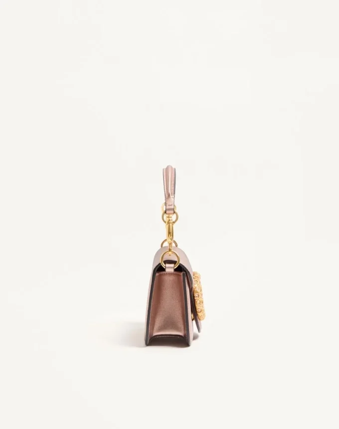 Petit sac à bandoulière Valentino Garavani Locò en cuir de veau laminé avec logo bijou Petit sac à bandoulière Valentino Garavani Locò en cuir de veau laminé avec logo bijou