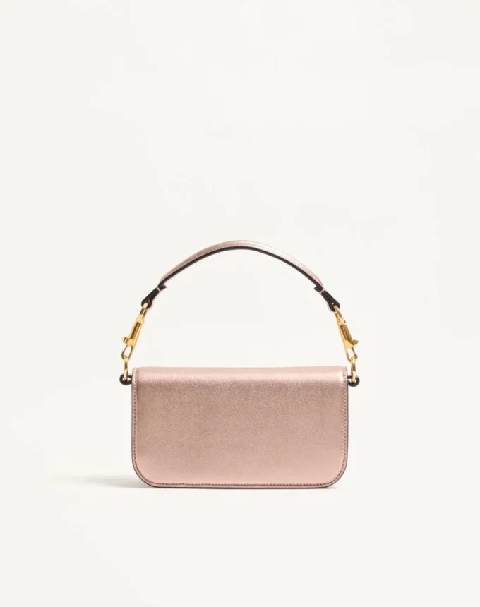 Petit sac à bandoulière Valentino Garavani Locò en cuir de veau laminé avec logo bijou Petit sac à bandoulière Valentino Garavani Locò en cuir de veau laminé avec logo bijou