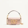 Petit sac à bandoulière Valentino Garavani Locò en cuir de veau laminé avec logo bijou Petit sac à bandoulière Valentino Garavani Locò en cuir de veau laminé avec logo bijou