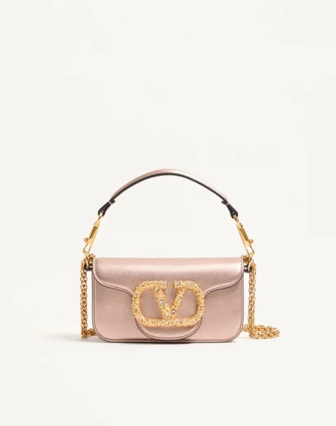 Petit sac à bandoulière Valentino Garavani Locò en cuir de veau laminé avec logo bijou Petit sac à bandoulière Valentino Garavani Locò en cuir de veau laminé avec logo bijou