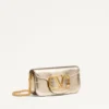 Petit sac à bandoulière Valentino Garavani Locò en cuir de veau métallisé Petit sac à bandoulière Valentino Garavani Locò en cuir de veau métallisé