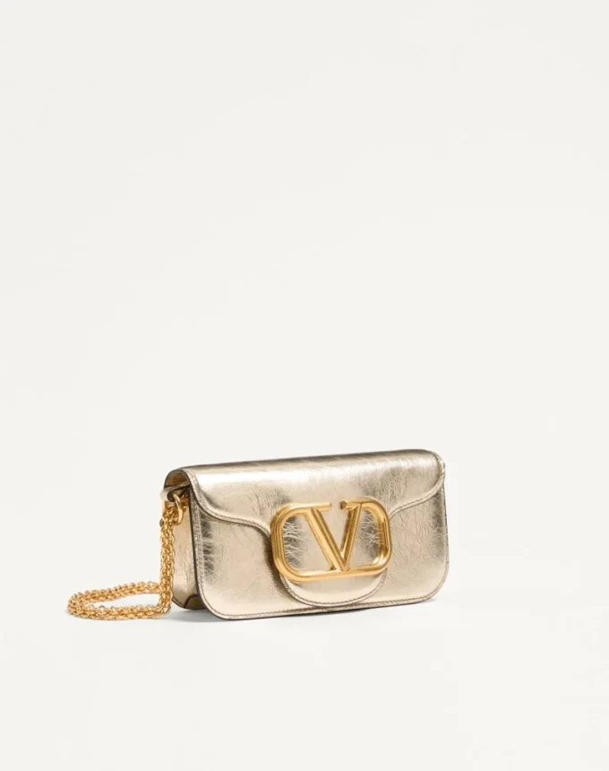 Petit sac à bandoulière Valentino Garavani Locò en cuir de veau métallisé Petit sac à bandoulière Valentino Garavani Locò en cuir de veau métallisé
