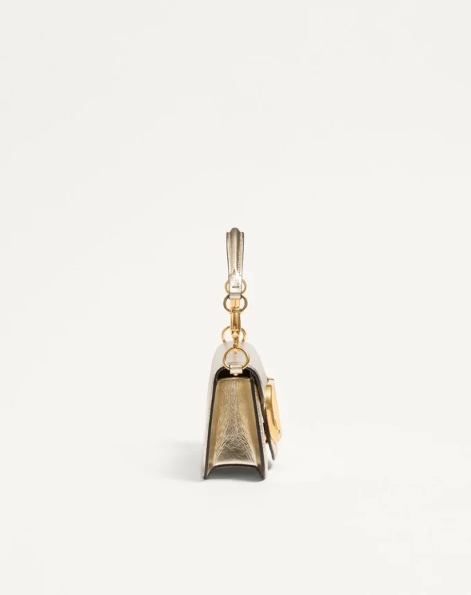 Petit sac à bandoulière Valentino Garavani Locò en cuir de veau métallisé Petit sac à bandoulière Valentino Garavani Locò en cuir de veau métallisé