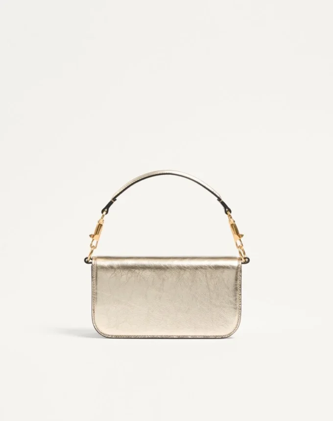 Petit sac à bandoulière Valentino Garavani Locò en cuir de veau métallisé Petit sac à bandoulière Valentino Garavani Locò en cuir de veau métallisé