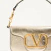 Petit sac à bandoulière Valentino Garavani Locò en cuir de veau métallisé Petit sac à bandoulière Valentino Garavani Locò en cuir de veau métallisé
