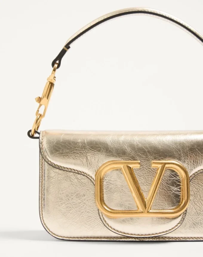 Petit sac à bandoulière Valentino Garavani Locò en cuir de veau métallisé Petit sac à bandoulière Valentino Garavani Locò en cuir de veau métallisé