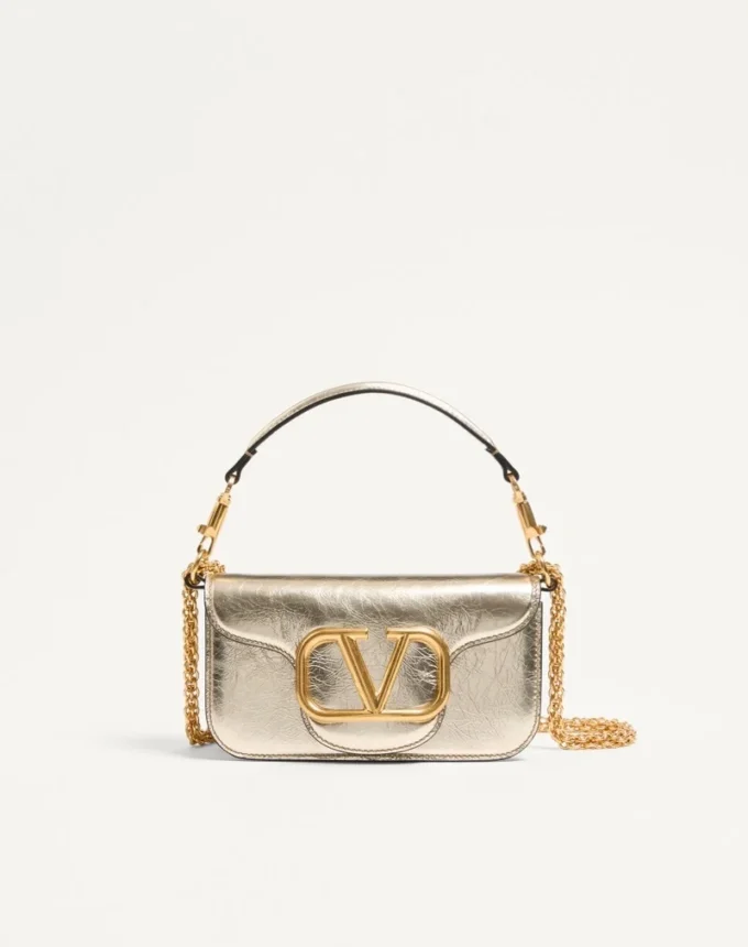 Petit sac à bandoulière Valentino Garavani Locò en cuir de veau métallisé Petit sac à bandoulière Valentino Garavani Locò en cuir de veau métallisé