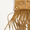 Petit sac à bandoulière Valentino Garavani Nellcôte en daim avec franges Petit sac à bandoulière Valentino Garavani Nellcôte en daim avec franges