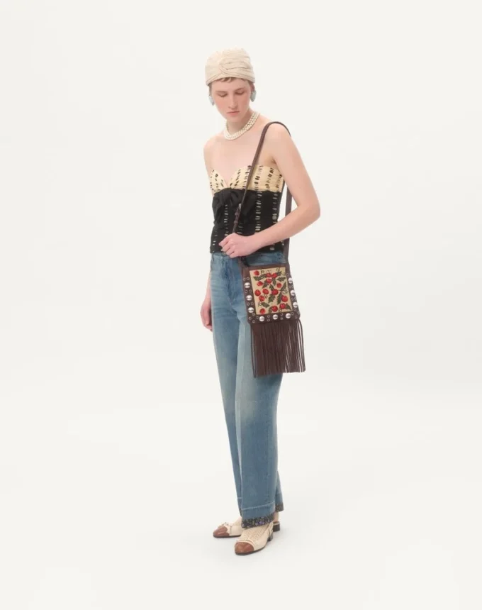 Petit sac à bandoulière Valentino Garavani Nellcôte en raphia jacquard avec motif Cherryfic Petit sac à bandoulière Valentino Garavani Nellcôte en raphia jacquard avec motif Cherryfic