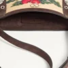 Petit sac à bandoulière Valentino Garavani Nellcôte en raphia jacquard avec motif Cherryfic Petit sac à bandoulière Valentino Garavani Nellcôte en raphia jacquard avec motif Cherryfic