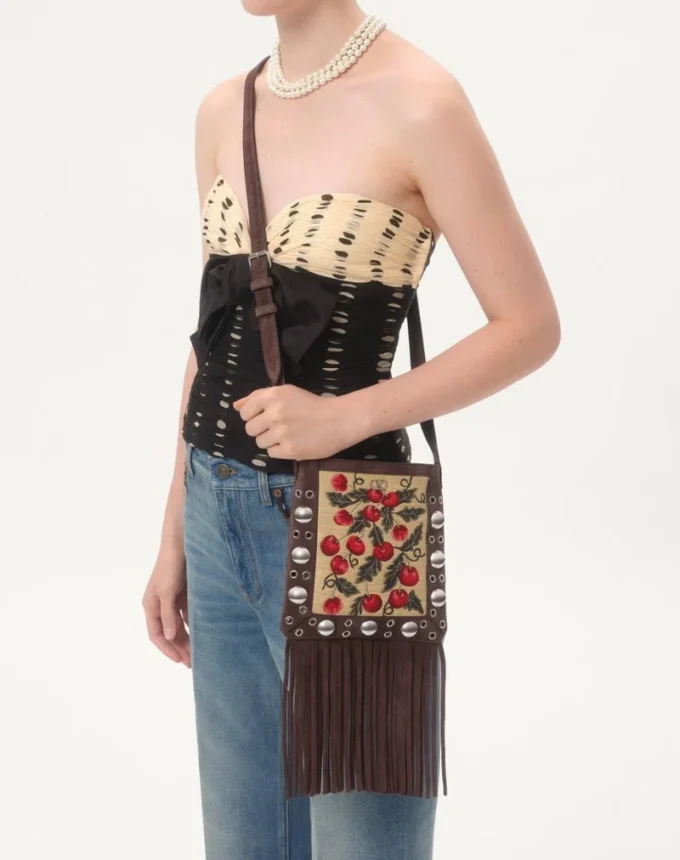 Petit sac à bandoulière Valentino Garavani Nellcôte en raphia jacquard avec motif Cherryfic Petit sac à bandoulière Valentino Garavani Nellcôte en raphia jacquard avec motif Cherryfic