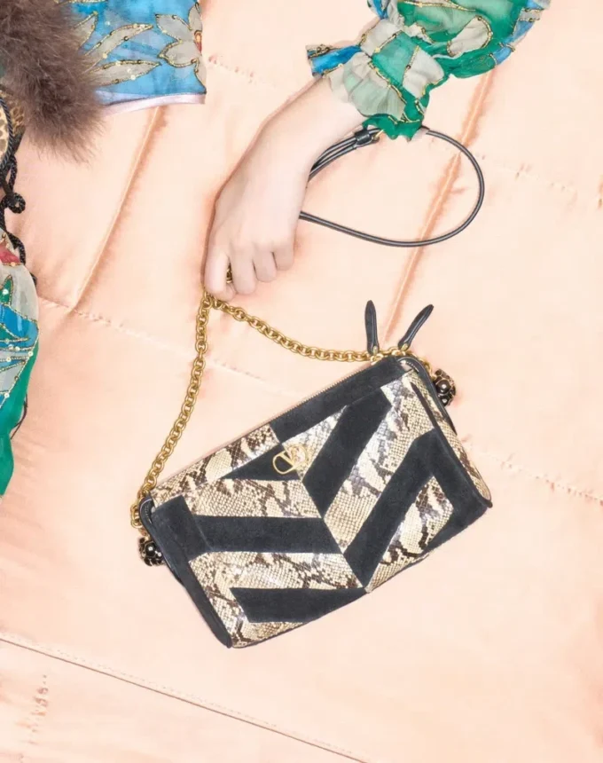 Petit sac à bandoulière Valentino Garavani Panthea en python et daim avec motif chevron Petit sac à bandoulière Valentino Garavani Panthea en python et daim avec motif chevron