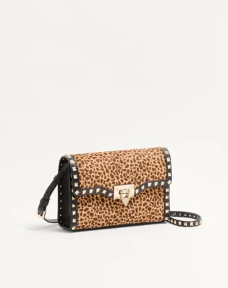 Petit sac à bandoulière Valentino Garavani Rockstud en cuir de veau effet poney avec imprimé animalier