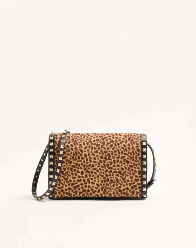 Petit sac à bandoulière Valentino Garavani Rockstud en cuir de veau effet poney avec imprimé animalier Petit sac à bandoulière Valentino Garavani Rockstud en cuir de veau effet poney avec imprimé animalier
