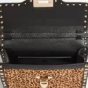 Petit sac à bandoulière Valentino Garavani Rockstud en cuir de veau effet poney avec imprimé animalier Petit sac à bandoulière Valentino Garavani Rockstud en cuir de veau effet poney avec imprimé animalier
