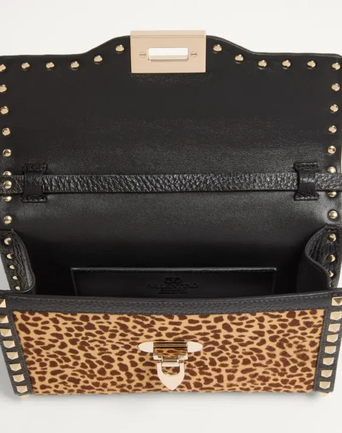 Petit sac à bandoulière Valentino Garavani Rockstud en cuir de veau effet poney avec imprimé animalier Petit sac à bandoulière Valentino Garavani Rockstud en cuir de veau effet poney avec imprimé animalier