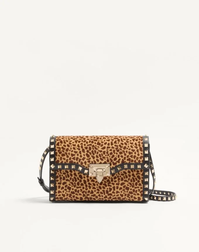 Petit sac à bandoulière Valentino Garavani Rockstud en cuir de veau effet poney avec imprimé animalier Petit sac à bandoulière Valentino Garavani Rockstud en cuir de veau effet poney avec imprimé animalier