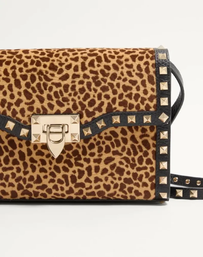 Petit sac à bandoulière Valentino Garavani Rockstud en cuir de veau effet poney avec imprimé animalier Petit sac à bandoulière Valentino Garavani Rockstud en cuir de veau effet poney avec imprimé animalier