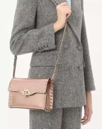 Petit sac à bandoulière Valentino Garavani Rockstud en cuir de veau grainé laminé
