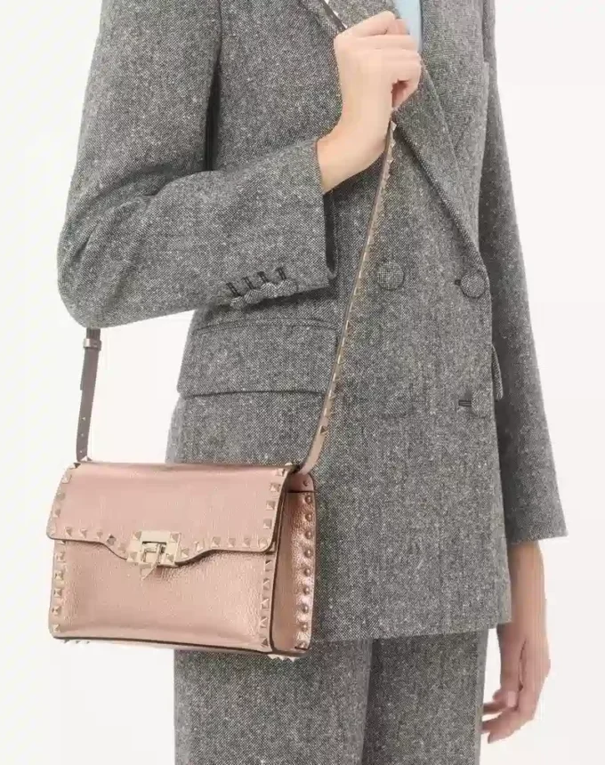 Petit sac à bandoulière Valentino Garavani Rockstud en cuir de veau grainé laminé Petit sac à bandoulière Valentino Garavani Rockstud en cuir de veau grainé laminé