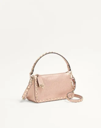 Petit sac à bandoulière Valentino Garavani Rockstud en cuir de veau grainé laminé Petit sac à bandoulière Valentino Garavani Rockstud en cuir de veau grainé laminé