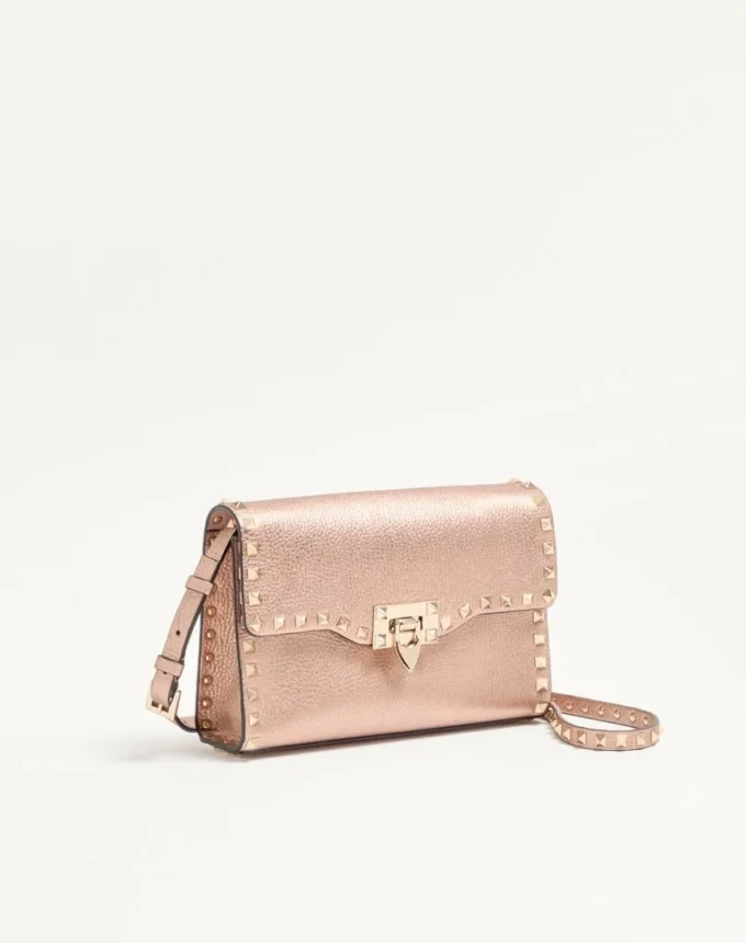 Petit sac à bandoulière Valentino Garavani Rockstud en cuir de veau grainé laminé Petit sac à bandoulière Valentino Garavani Rockstud en cuir de veau grainé laminé