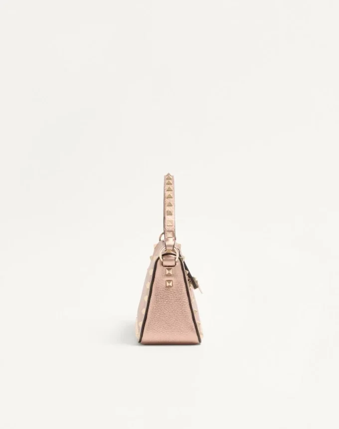 Petit sac à bandoulière Valentino Garavani Rockstud en cuir de veau grainé laminé Petit sac à bandoulière Valentino Garavani Rockstud en cuir de veau grainé laminé