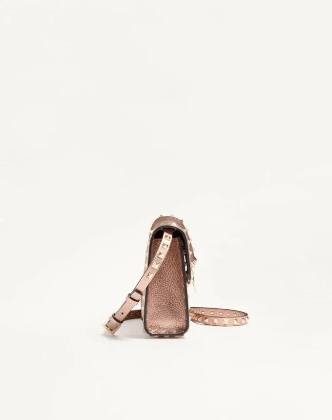 Petit sac à bandoulière Valentino Garavani Rockstud en cuir de veau grainé laminé Petit sac à bandoulière Valentino Garavani Rockstud en cuir de veau grainé laminé