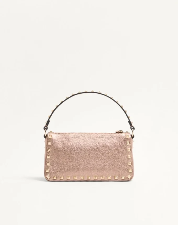 Petit sac à bandoulière Valentino Garavani Rockstud en cuir de veau grainé laminé Petit sac à bandoulière Valentino Garavani Rockstud en cuir de veau grainé laminé