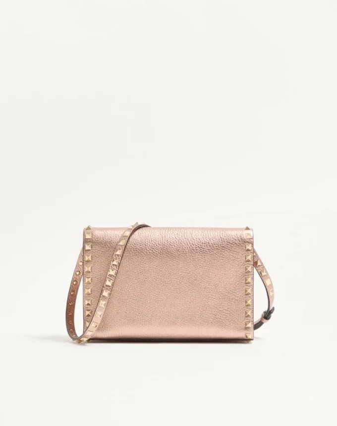 Petit sac à bandoulière Valentino Garavani Rockstud en cuir de veau grainé laminé Petit sac à bandoulière Valentino Garavani Rockstud en cuir de veau grainé laminé