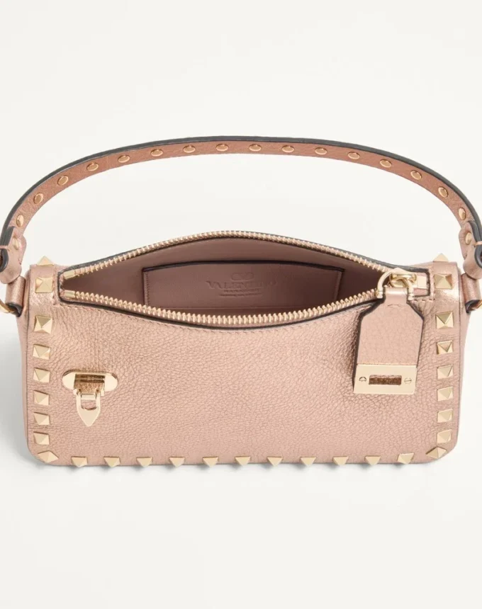 Petit sac à bandoulière Valentino Garavani Rockstud en cuir de veau grainé laminé Petit sac à bandoulière Valentino Garavani Rockstud en cuir de veau grainé laminé