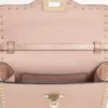 Petit sac à bandoulière Valentino Garavani Rockstud en cuir de veau grainé laminé Petit sac à bandoulière Valentino Garavani Rockstud en cuir de veau grainé laminé