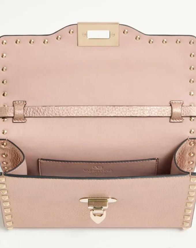 Petit sac à bandoulière Valentino Garavani Rockstud en cuir de veau grainé laminé Petit sac à bandoulière Valentino Garavani Rockstud en cuir de veau grainé laminé