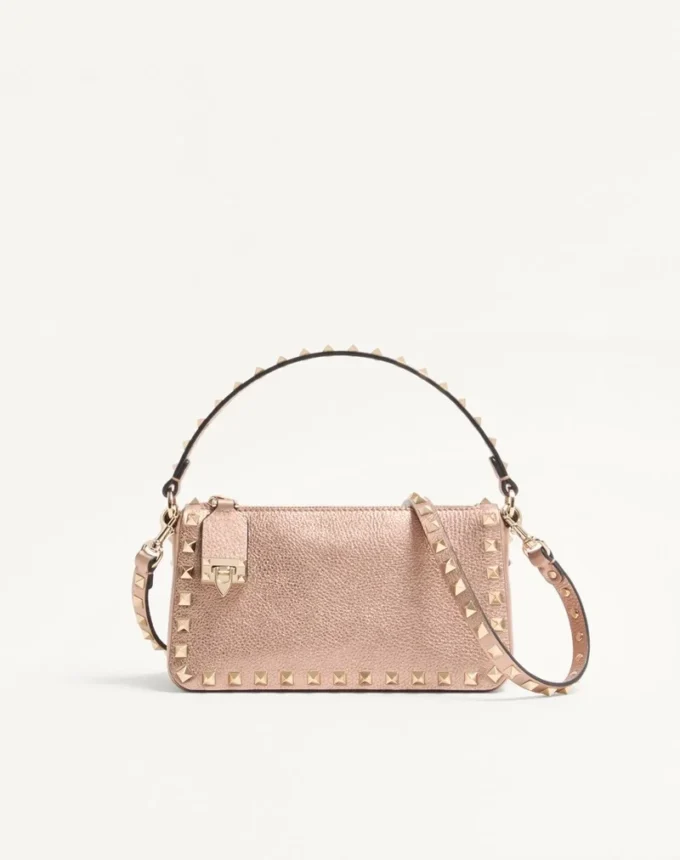 Petit sac à bandoulière Valentino Garavani Rockstud en cuir de veau grainé laminé Petit sac à bandoulière Valentino Garavani Rockstud en cuir de veau grainé laminé