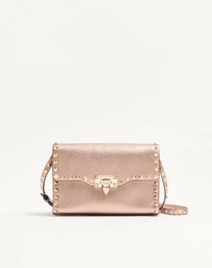 Petit sac à bandoulière Valentino Garavani Rockstud en cuir de veau grainé laminé Petit sac à bandoulière Valentino Garavani Rockstud en cuir de veau grainé laminé