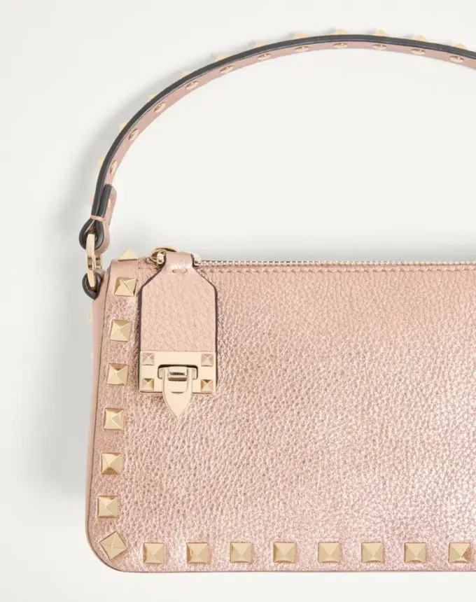 Petit sac à bandoulière Valentino Garavani Rockstud en cuir de veau grainé laminé Petit sac à bandoulière Valentino Garavani Rockstud en cuir de veau grainé laminé