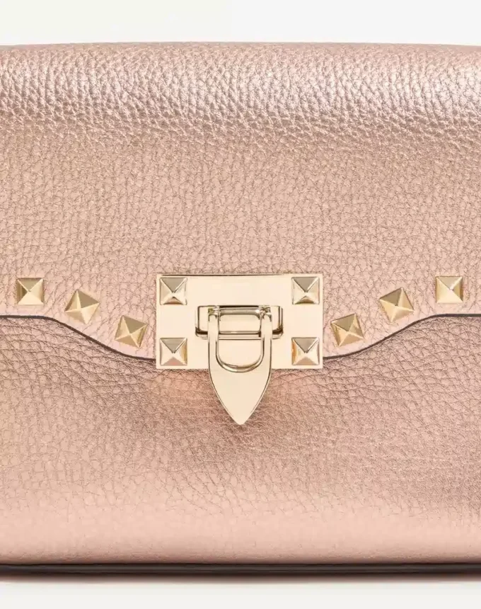 Petit sac à bandoulière Valentino Garavani Rockstud en cuir de veau grainé laminé Petit sac à bandoulière Valentino Garavani Rockstud en cuir de veau grainé laminé
