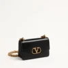 Petit sac à bandoulière Valentino Garavani Vain en cuir de veau brillant Petit sac à bandoulière Valentino Garavani Vain en cuir de veau brillant