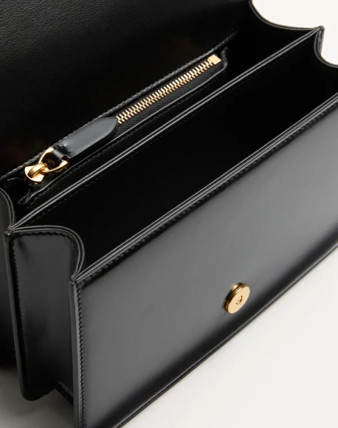 Petit sac à bandoulière Valentino Garavani Vain en cuir de veau brillant Petit sac à bandoulière Valentino Garavani Vain en cuir de veau brillant