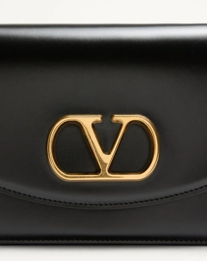 Petit sac à bandoulière Valentino Garavani Vain en cuir de veau brillant Petit sac à bandoulière Valentino Garavani Vain en cuir de veau brillant