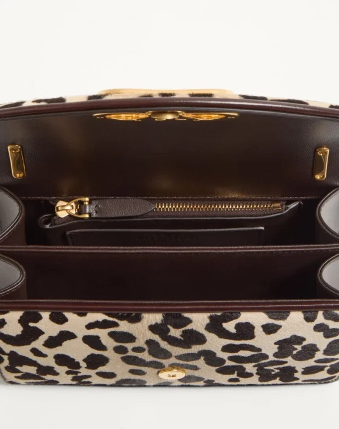 Petit sac à bandoulière Valentino Garavani Vain en cuir de veau effet poney avec imprimé animalier Petit sac à bandoulière Valentino Garavani Vain en cuir de veau effet poney avec imprimé animalier